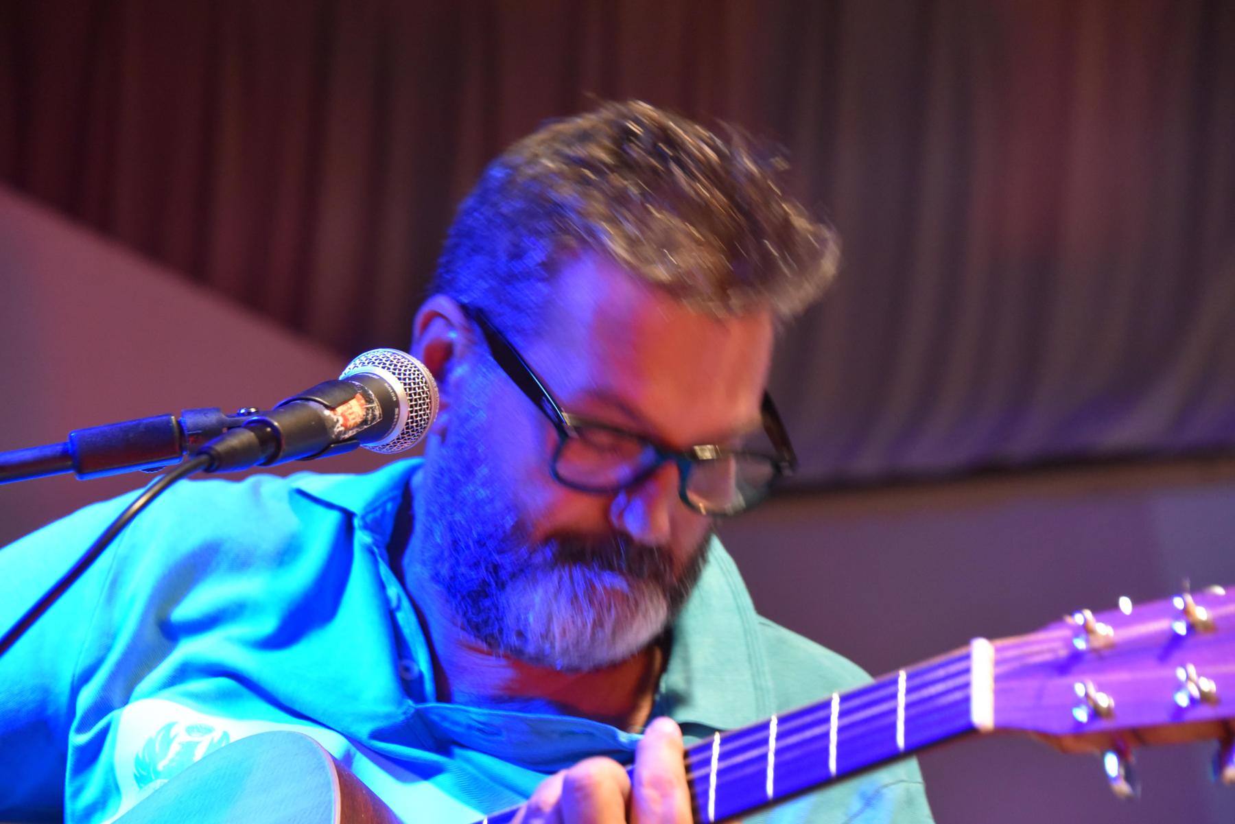 Francesco Grillenzoni alla chitarra durante Alfonsina, corridora.
