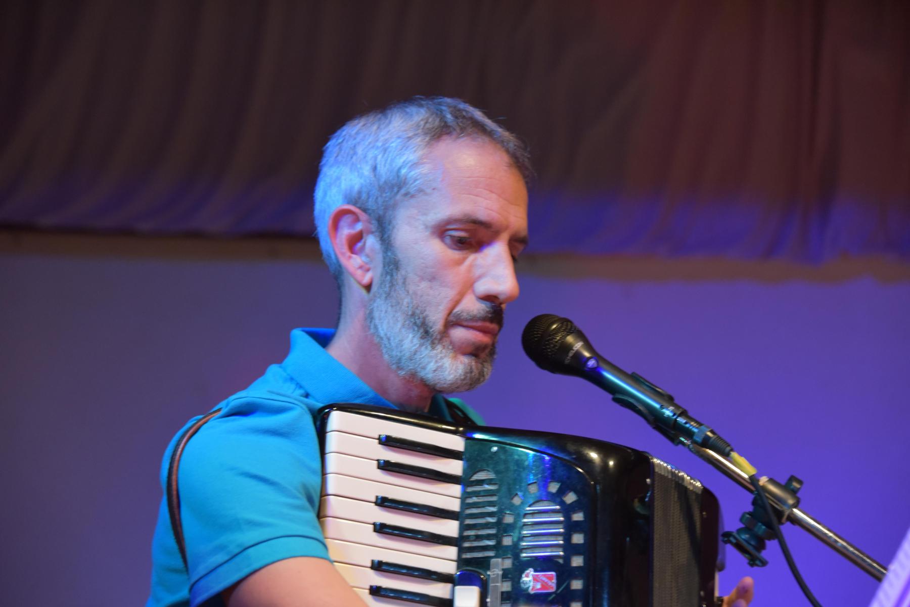 Stefano Garuti alla fisarmonica e al microfono durante Alfonsina, corridora.